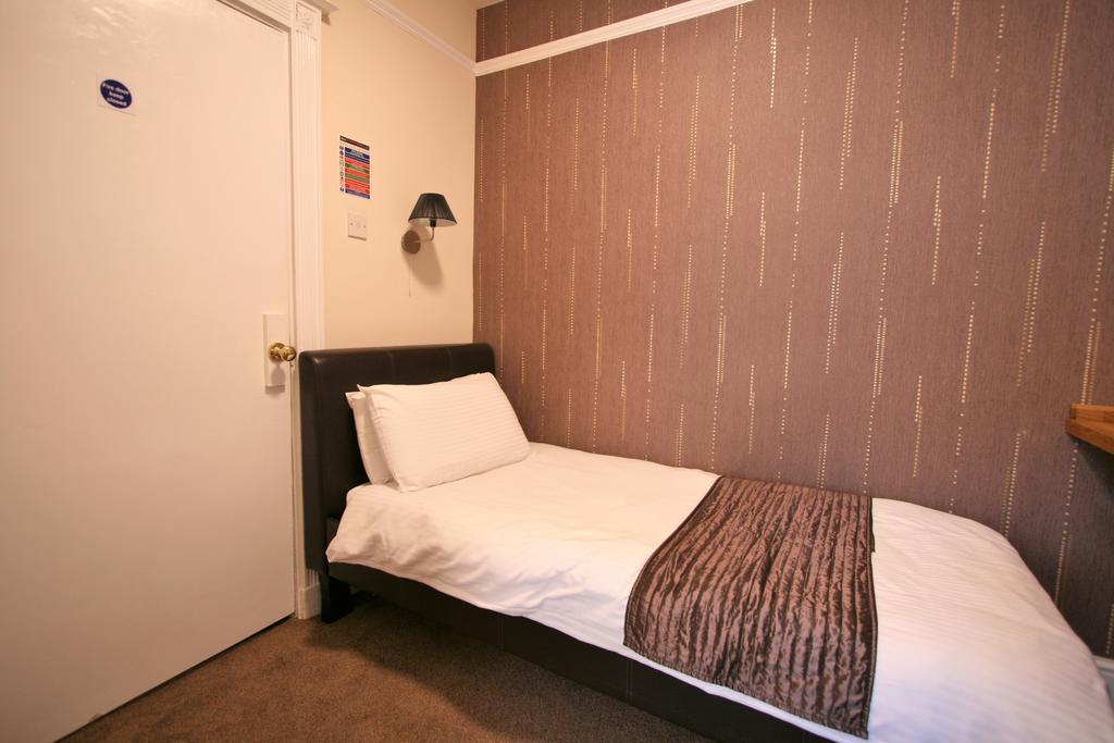 Central Hotel Cheltenham By Roomsbooked Extérieur photo